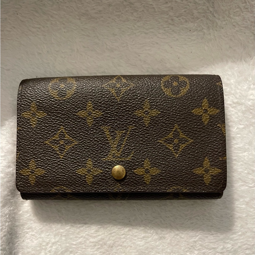 Louis Vuitton Vintage Classic Monogram Elise Wallet.
